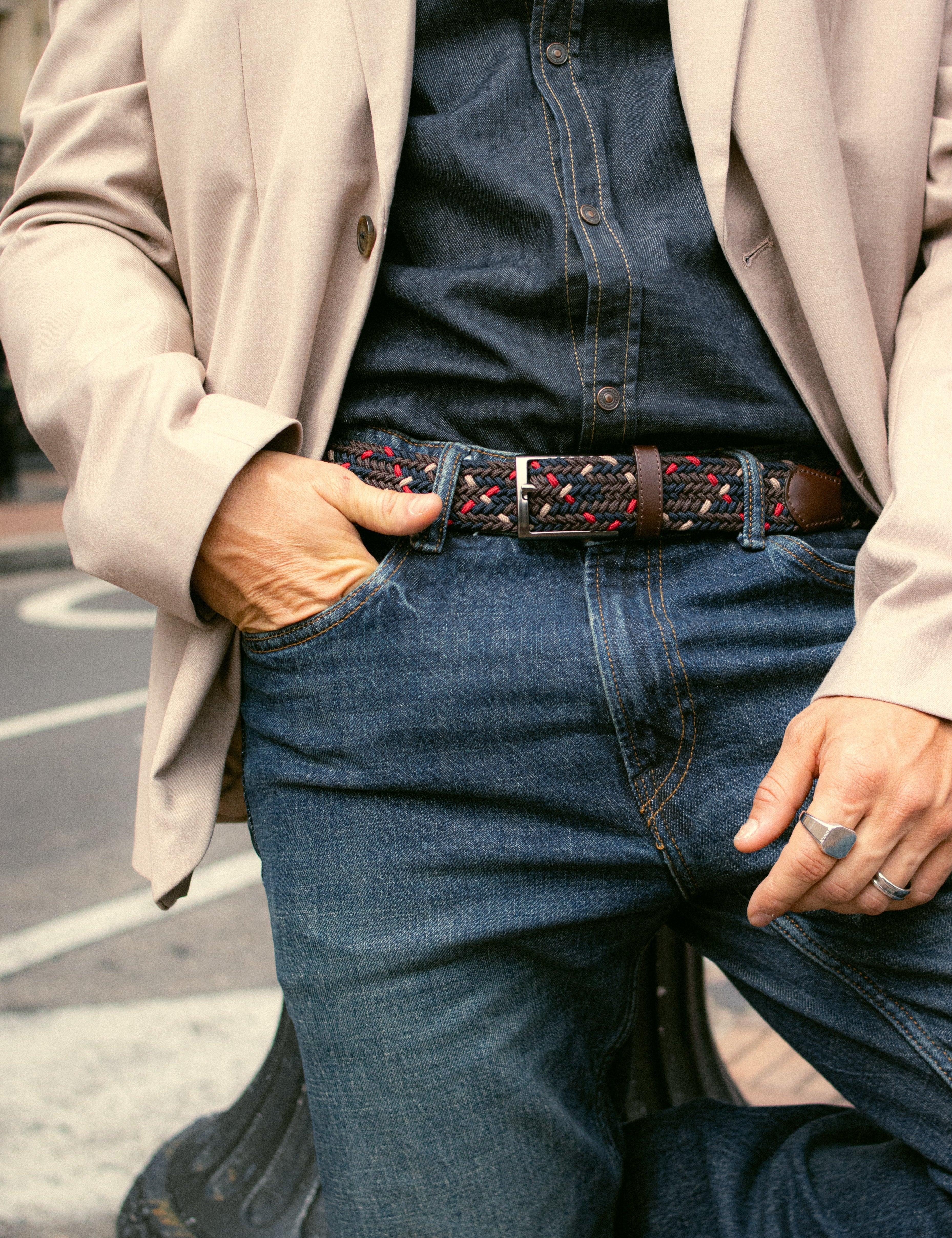 Cinturones trenzados: El accesorio que conecta tu look de oficina con el de fin de semana