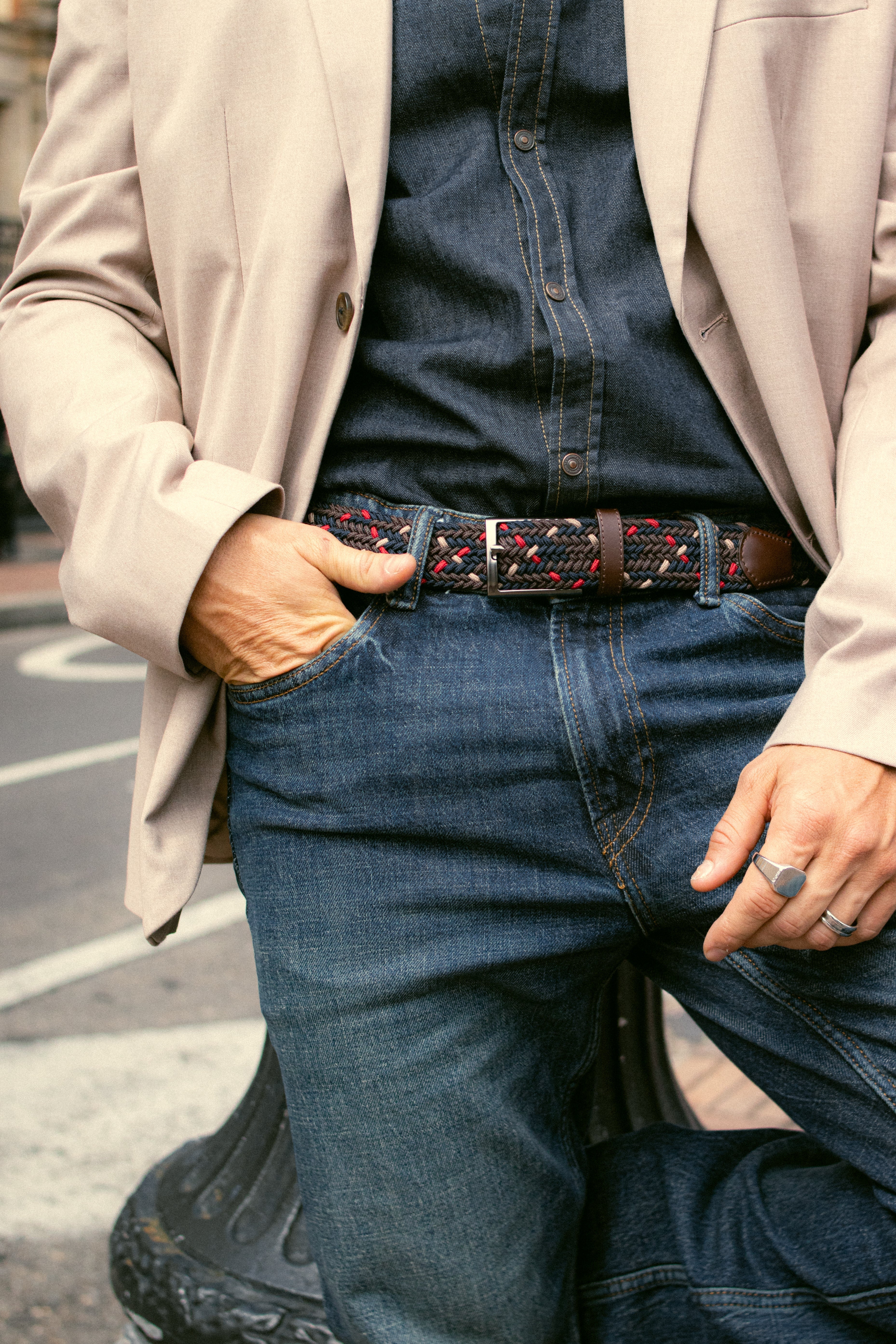 Cinturones trenzados: El accesorio que conecta tu look de oficina con el de fin de semana