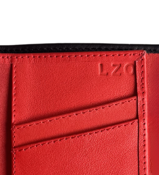 Billetera de cuero compacta color negro carbono para hombre con cierre de iman, perfecta para tarjetas y billetes.