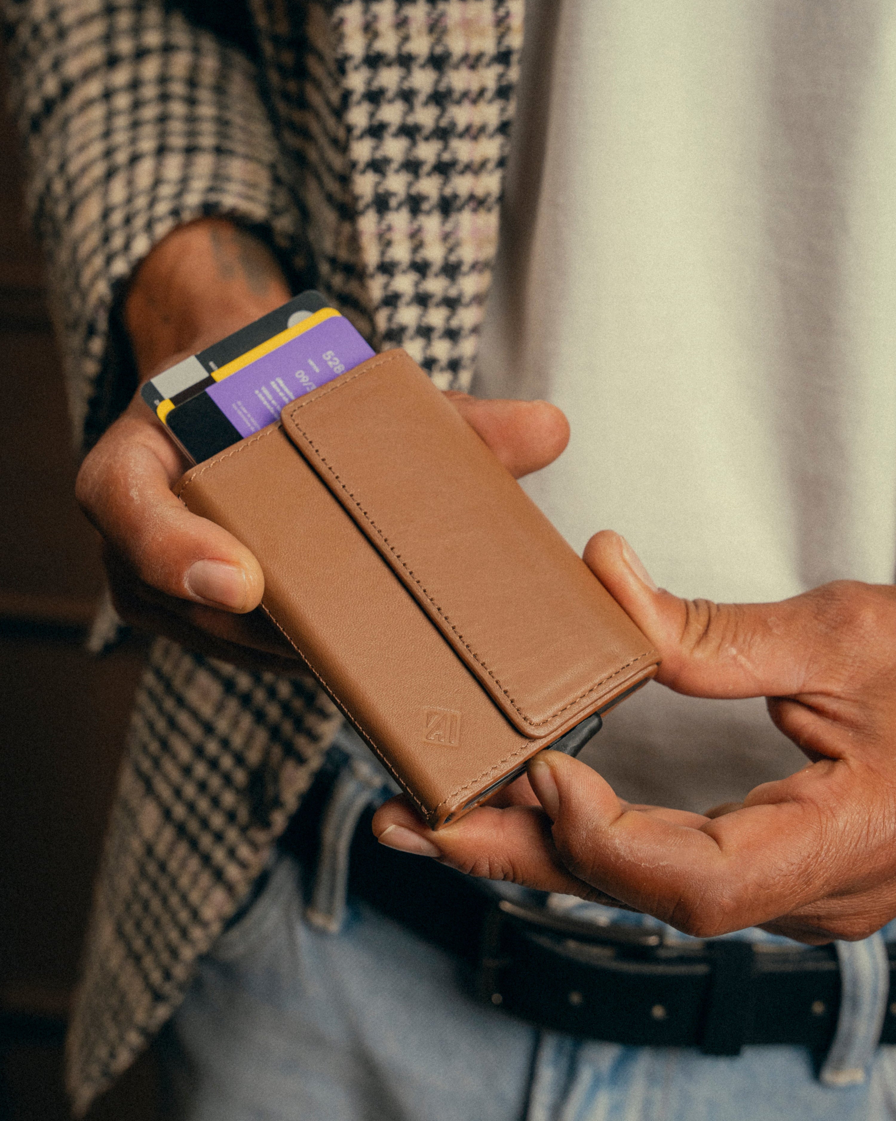 Billetera tarjetero de cuero cafe one click ideal para guardar tarjetas y billetes, ideal para regalo