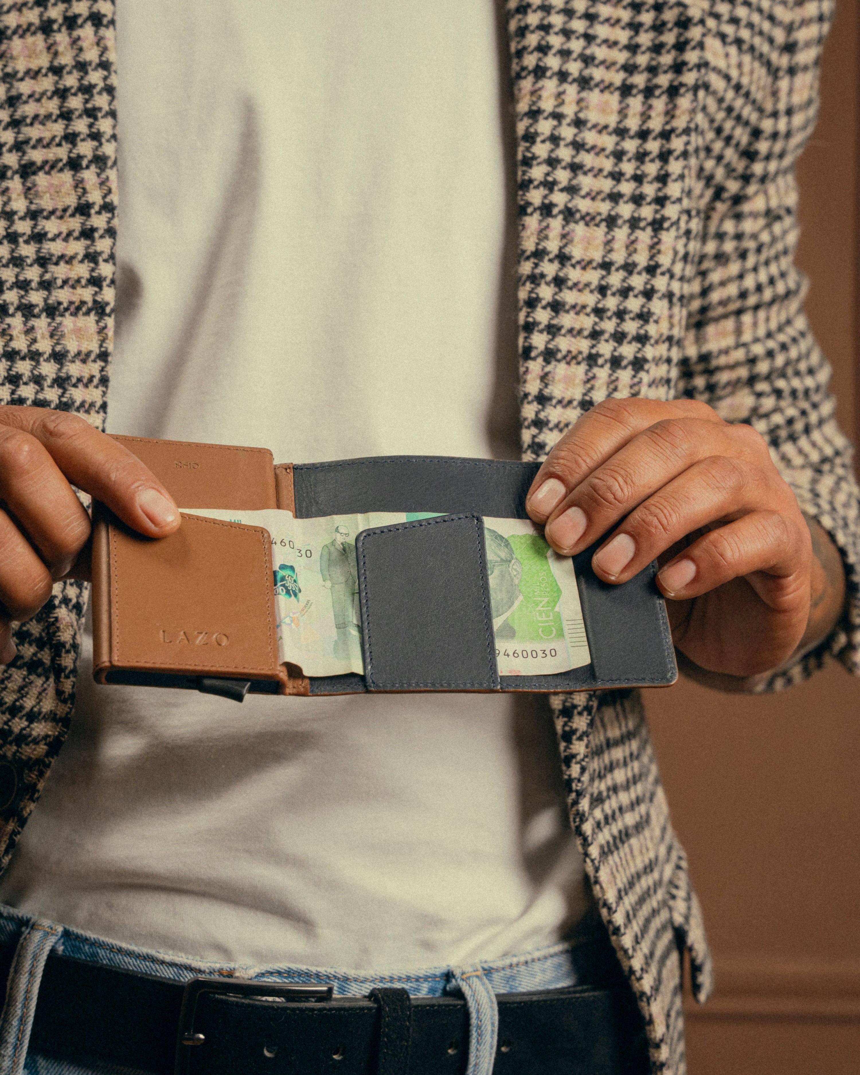 Billetera tarjetero de cuero cafe one click ideal para guardar tarjetas y billetes, ideal para regalo