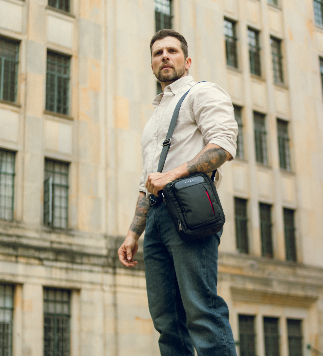 Manos libres para hombre negro con detalles rojos