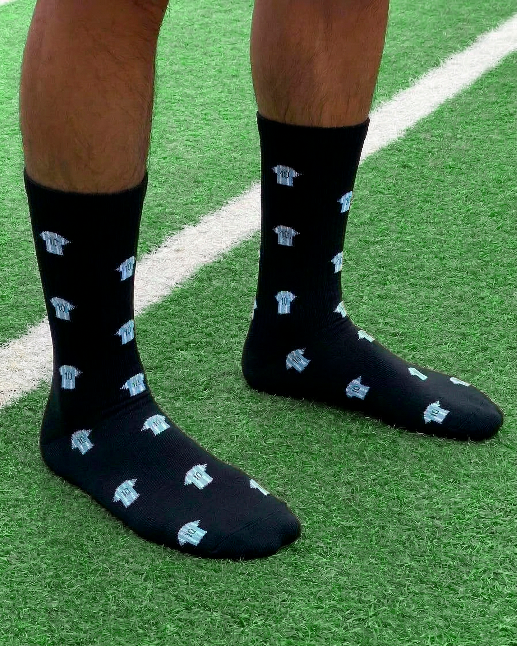 Medias azules con camisetas de futbol para hombre