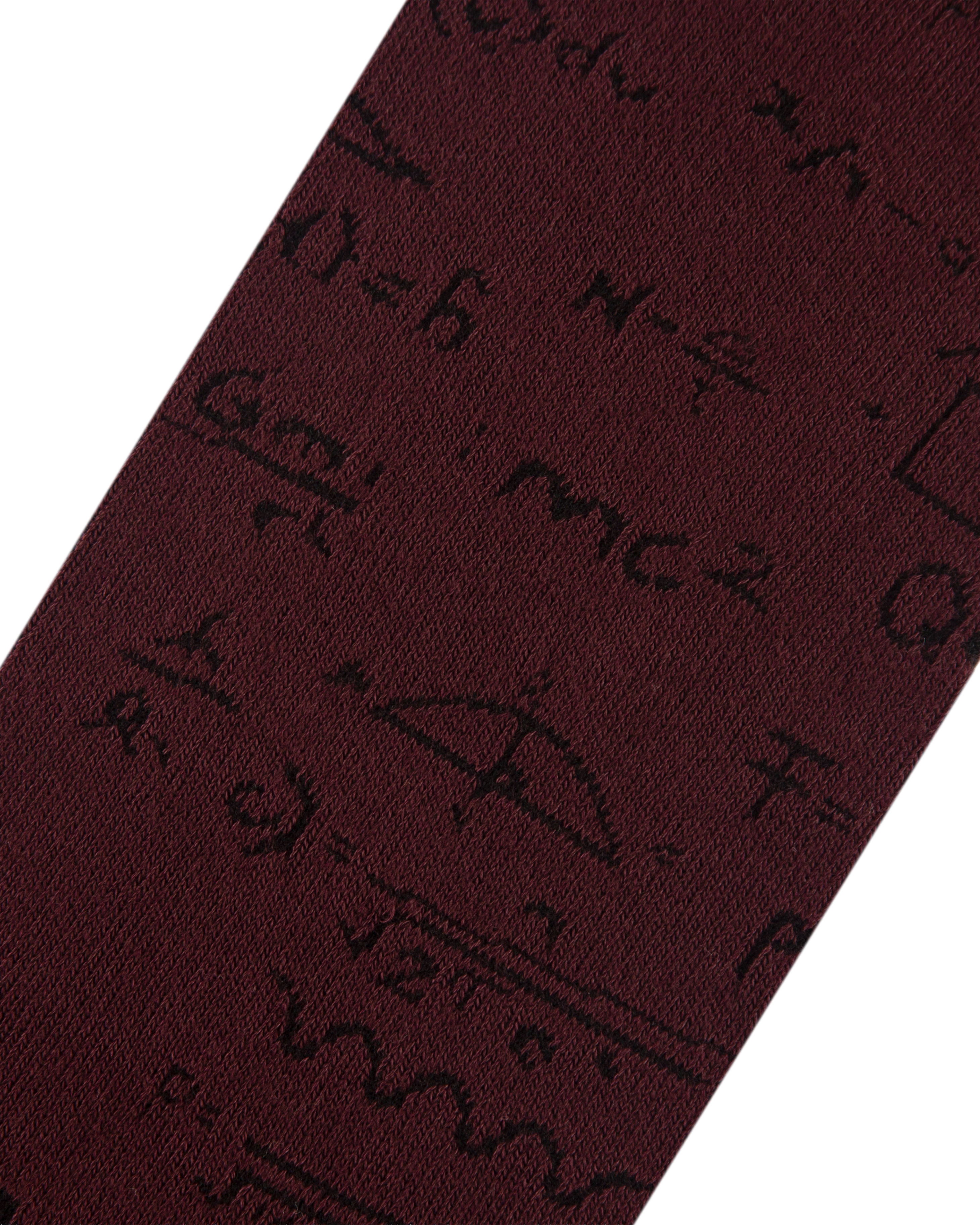Medias vinotinto con formulas de matematica