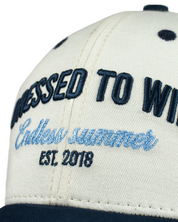 Gorra blanca y azul 