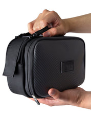 Neceser color carbono con interior rojo para hombre ideal para regalo, viajes o el dia a dia