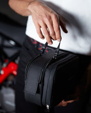Neceser color carbono con interior rojo para hombre ideal para regalo, viajes o el dia a dia