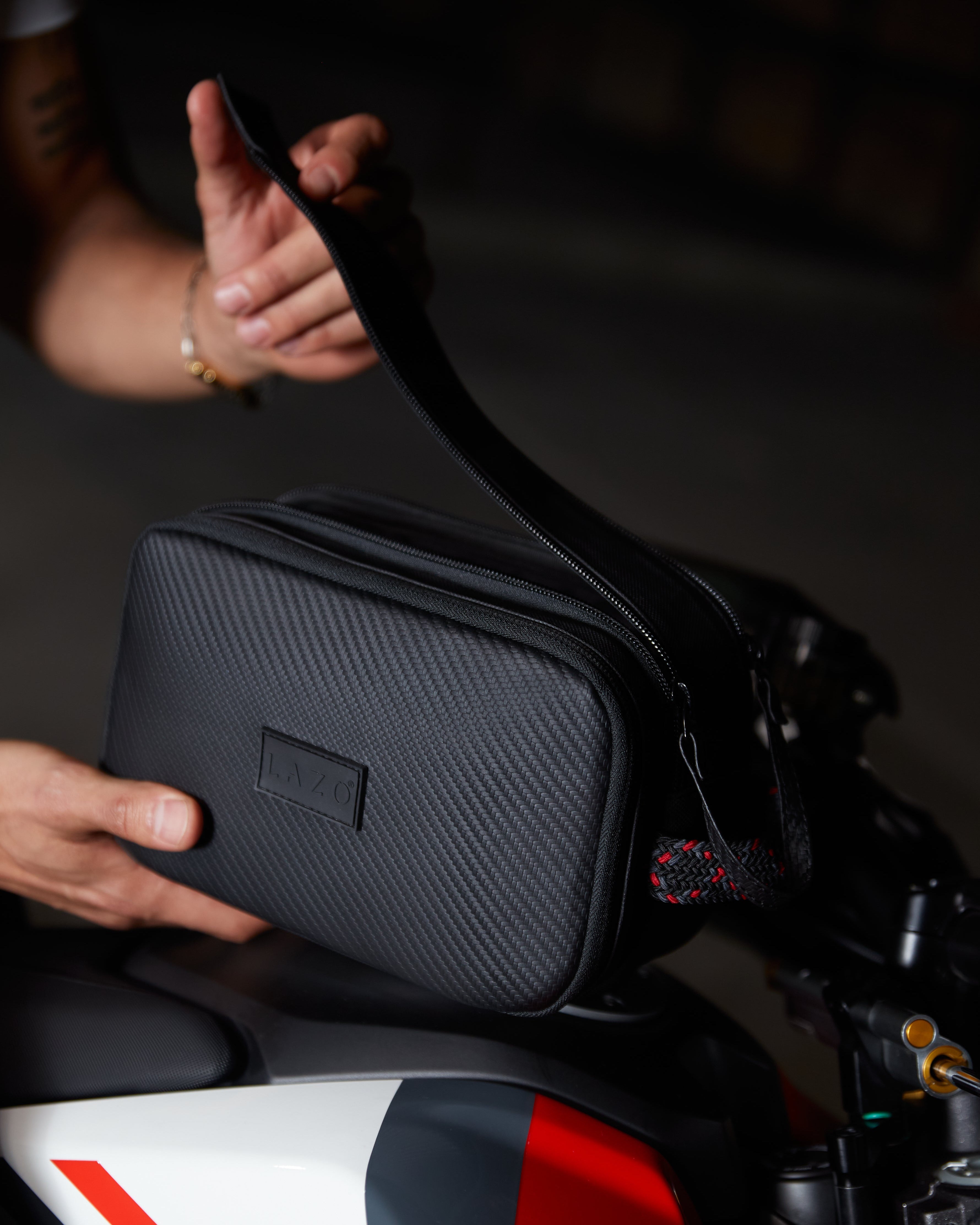 Neceser color carbono con interior rojo para hombre ideal para regalo, viajes o el dia a dia