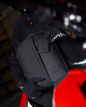 Neceser color carbono con interior rojo para hombre ideal para regalo, viajes o el dia a dia