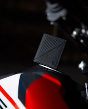 Billetera de cuero compacta color negro carbono para hombre, perfecta para tarjetas y billetes.