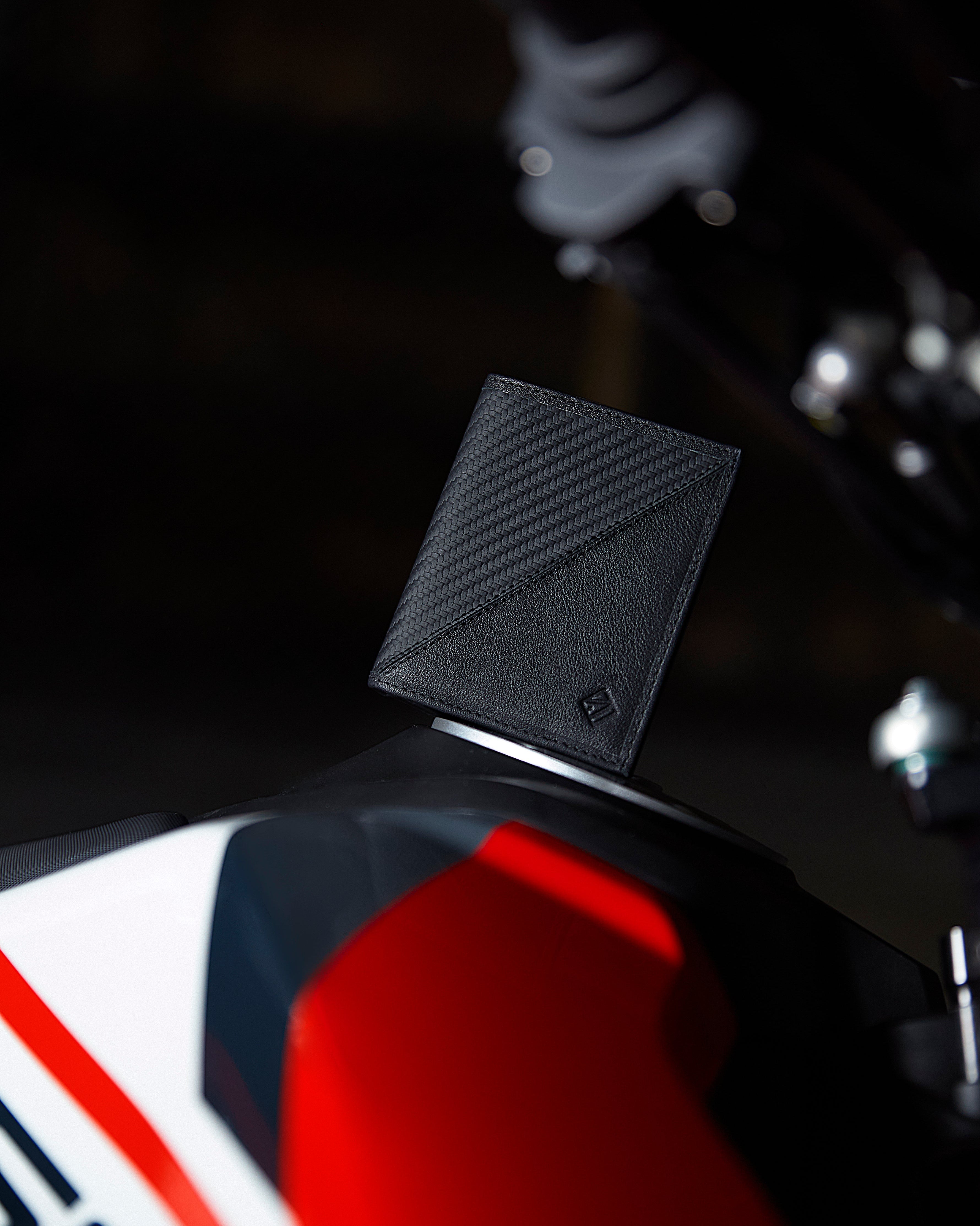 Billetera de cuero compacta color negro carbono para hombre, perfecta para tarjetas y billetes.