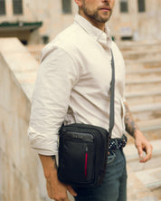 Manos libres para hombre negro con detalles rojos