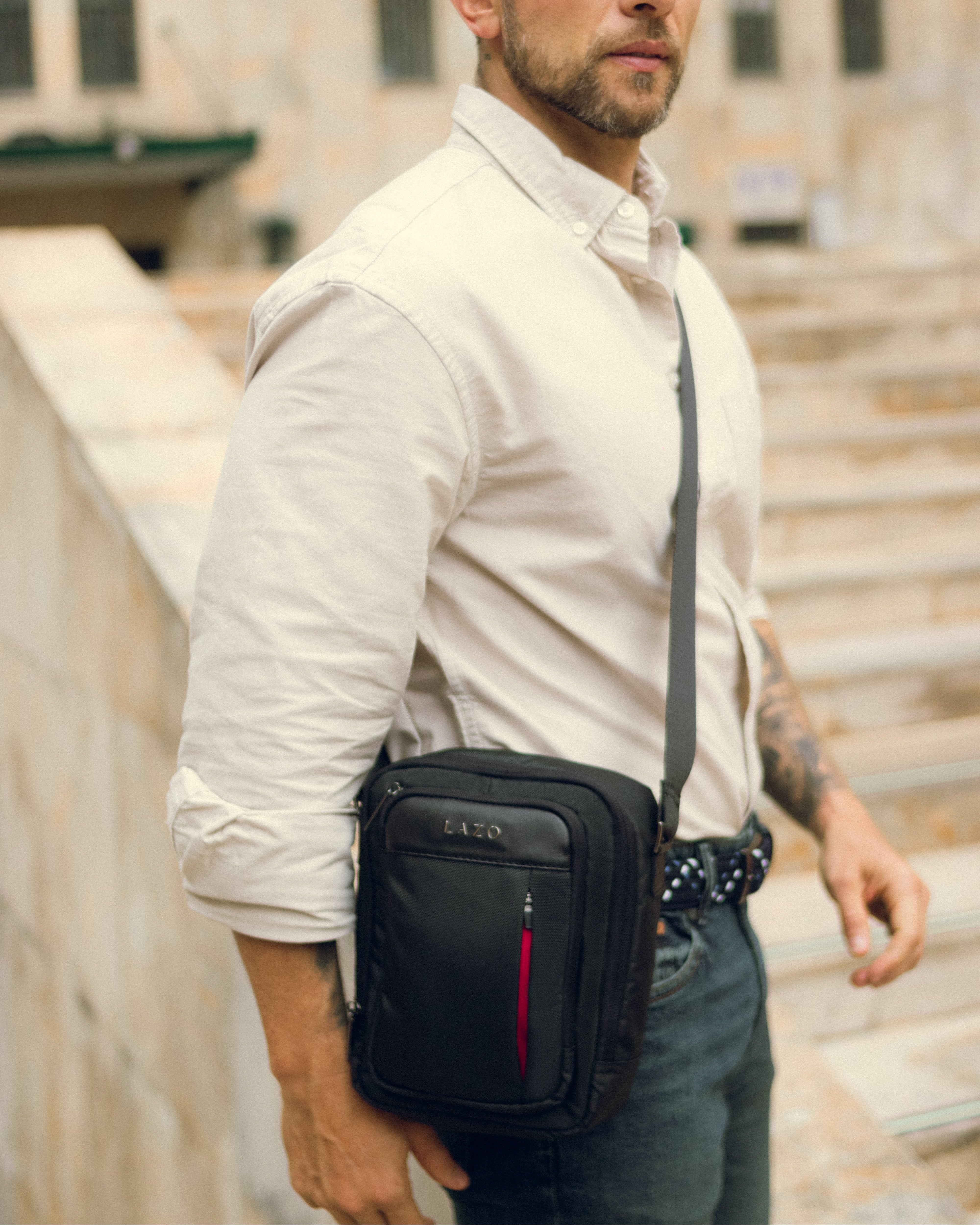 Manos libres para hombre negro con detalles rojos