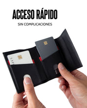 Billetera de cuero compacta color negro carbono para hombre con cierre de iman, perfecta para tarjetas y billetes.
